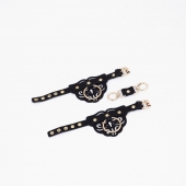 Черные кожаные наручники с клепками, кольцами и золотистой фурнитурой - Crazy Handmade - купить с доставкой в Ульяновске