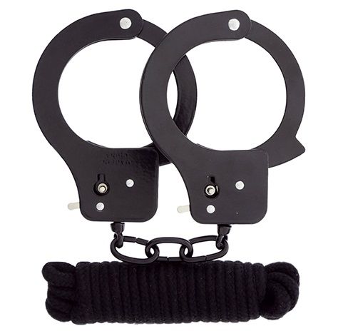 Чёрные наручники из листового металла в комплекте с веревкой BONDX METAL CUFFS LOVE ROPE SET - Dream Toys - купить с доставкой в Ульяновске